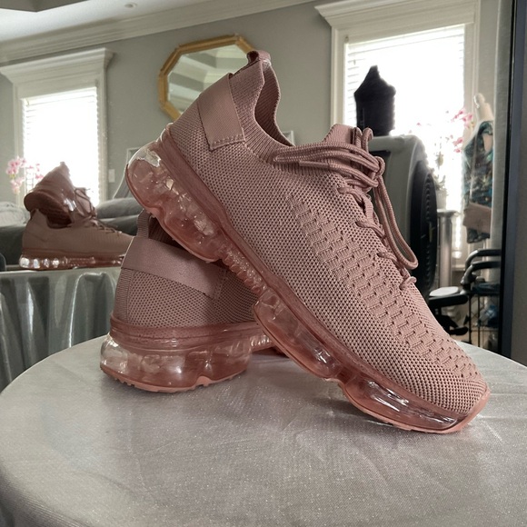 Women’s slip on tennis shoes. Size 4. Where’s like a women’s 6 - Picture 3 of 6